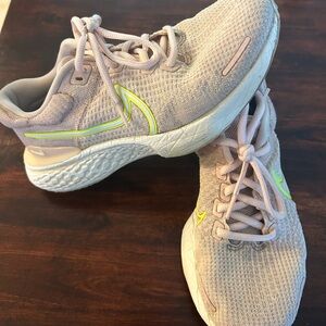 Women’s Nike Invincible 2